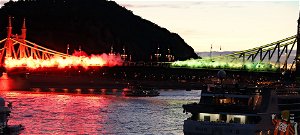 UEFA=Mafia – piro akció a Szabadság-hídon a Honvéd-ultráktól