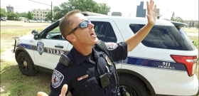 Csendháborítás miatt mentek ki a rendőrök, végül ők is buliztak – videó
