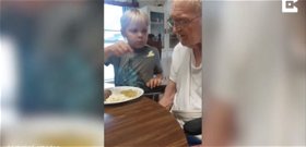 A hatéves kisfiú minden nap megeteti Alzheimer-kóros dédijét