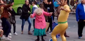 Ez az idős néni úgy táncol disco zenére, ahogy nagyon kevesen