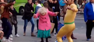 Ez az idős néni úgy táncol disco zenére, ahogy nagyon kevesen