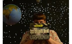Egy űrlény és egy egyetemista lány a budapesti éjszakában – videó