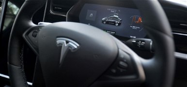 Több mint százzal ment a Tesla, miközben a sofőr békésen aludt – videó