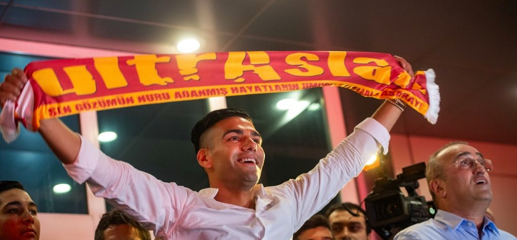 Ilyen, amikor 25 ezer török fanatikus üdvözli csapata új játékosát – galéria