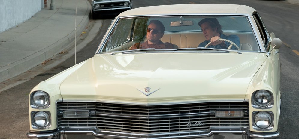 Milyen autóval csajozik Brad Pitt?