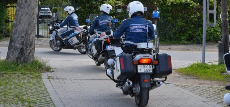Kő-papír-olló: így szórakoztatják egymást a motorozó rendőrök – videó