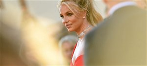 Britney Spears egy falatnyi bikiniben piheni ki a mindennapok fáradalmait