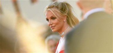 Britney Spears egy falatnyi bikiniben piheni ki a mindennapok fáradalmait