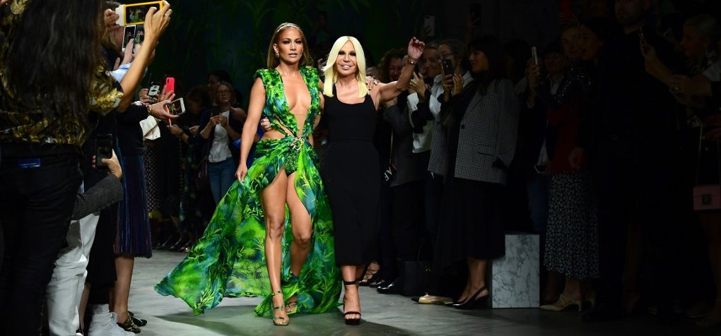 Jennifer Lopez felvette azt az ikonikus ruhát, amiért létrejött a Google képkeresője – galéria