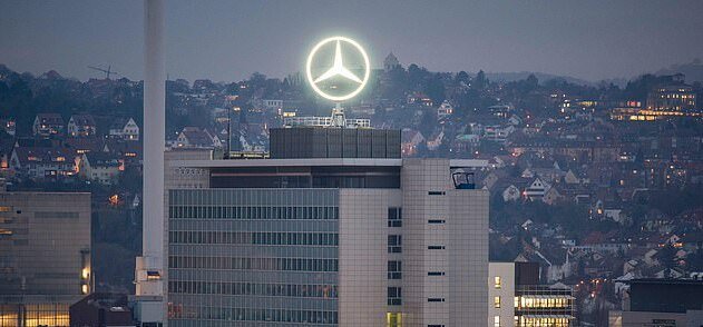 Több mint 300 milliárd forintos büntetést kap a Mercedes anyacége