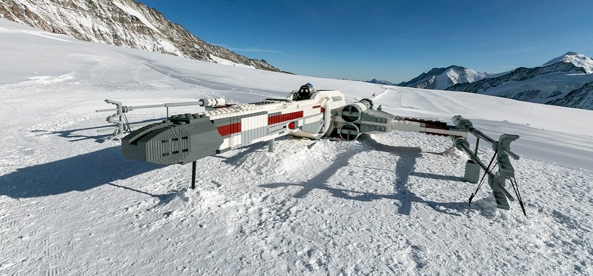 A Lego életnagyságú X-szárnyút épített az Alpokban – videó