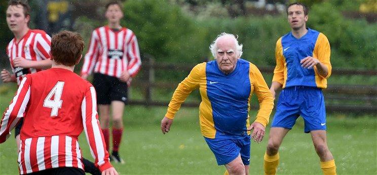 A 83 éves focista új csapatot keres, közben a hátsó kertjében edz