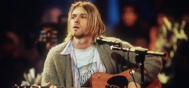 Elkelt Kurt Cobain gitárja és kardigánja
