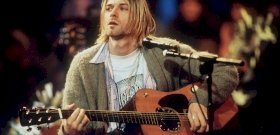 Elkelt Kurt Cobain gitárja és kardigánja