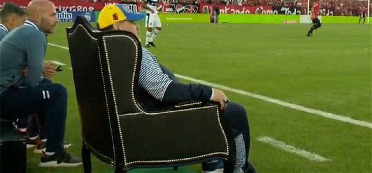 Királyi trónon ülve döngölte földbe egykori csapatát Diego Maradona – videó