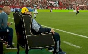 Királyi trónon ülve döngölte földbe egykori csapatát Diego Maradona – videó
