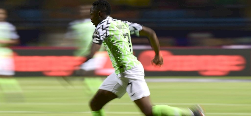 Diákok álmait támogatja a nigériai válogatott focista