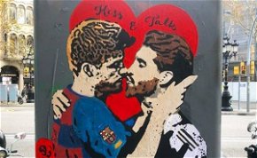 A Real Madrid és a Barcelona védője forró csókot vált – mutatjuk
