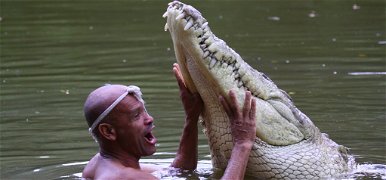 23 évig élt együtt imádott krokodiljával, általában együtt fürödtek – videó