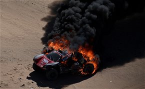 Elrajtolt a 2020-as Dakar Rally, már az első szakaszon porig égett az egyik autó