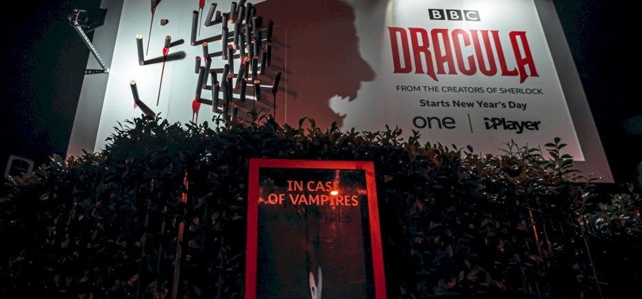 Hátborzongató utcai reklámmal hirdetik az új Drakula-filmet – videó