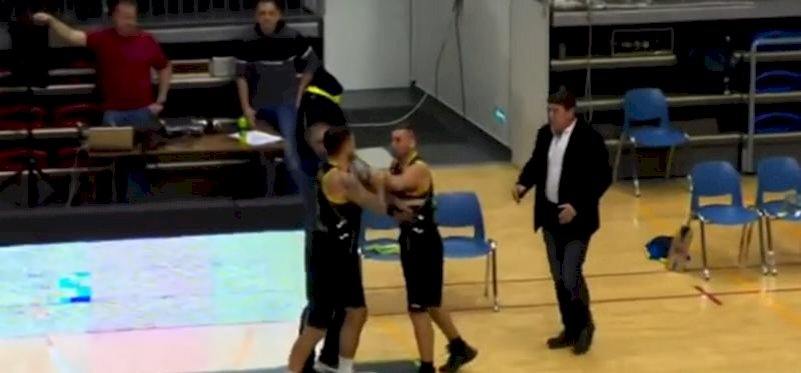 Saját csapattársát ütötte egy bajai kosaras – videó
