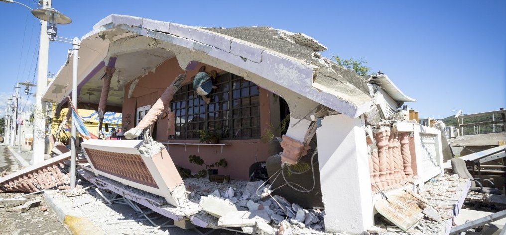 Megrázó képek a földrengés sújtotta Puerto Ricóról, leomlott a híres „sziklaablak”
