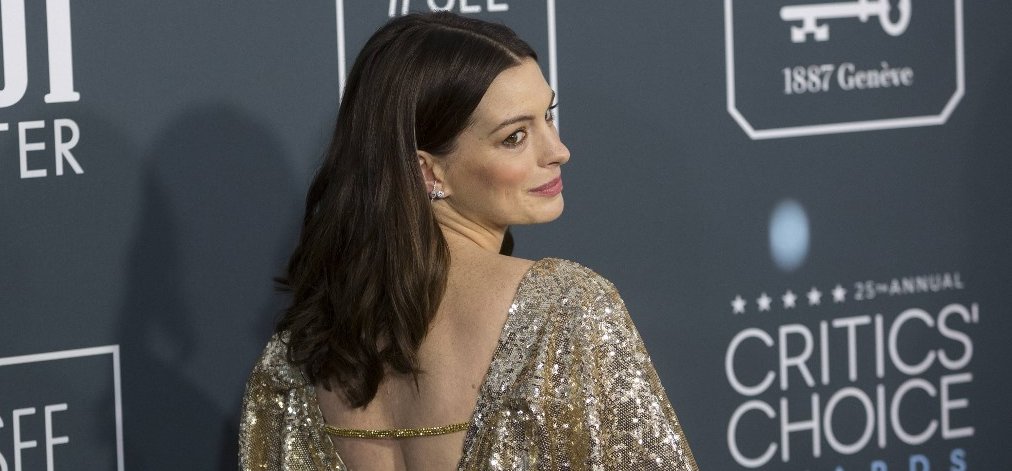 Anne Hathaway melle ellopta a show-t a Critics Choice Awards-on