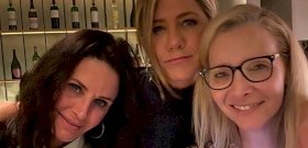 Jóbarátok: Jennifer Aniston csajos fotókat tett közzé – mutatjuk
