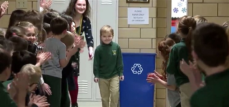 Legyőzte a rákot egy hatéves kisfiú, iskolatársai ünnepelték – videó