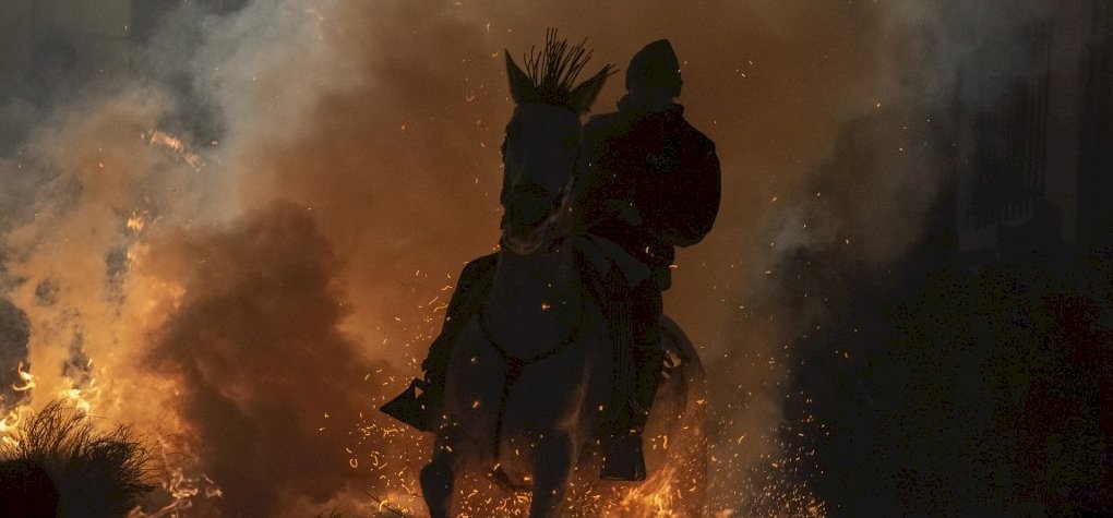 Ezért lovagolnak tűzben a spanyolok, az állatvédők ellenzik a furcsa hagyományt