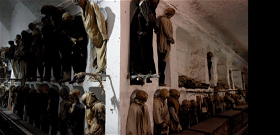 Holttestek ezreit vitték le a kolostor alagsorába, a múmiákat mi is megnézhetjük – videó