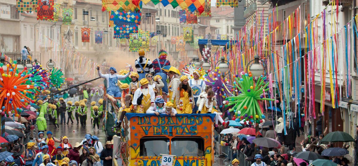 A világ harmadik leghíresebb karneválja épp egy köpésre tőled, itt a szomszédban