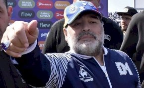 Trónon ülve irányítja csapatát Maradona – fotó