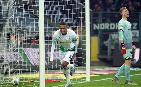 Henry mozdulatát idézi a Mönchengladbach játékosának gólja – videó