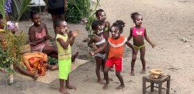 Zsolt utazása: a madagaszkári gyerekek és a vásári parádé – galéria