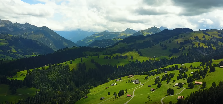 Mormota, és az ő földi édenkertjük egy meseszép hegyi kisvárosban – videó