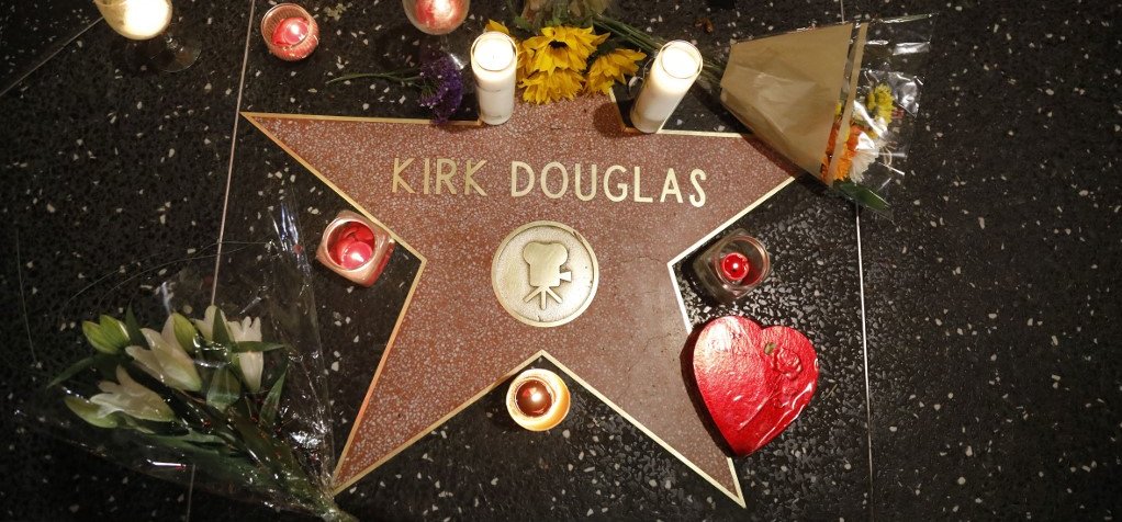 Eltiltották az Exatlon Hungary versenyzőjét, elhunyt Kirk Douglas
