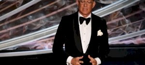 Tom Hanks lenyomott pár fekvőtámaszt az Oscar előtt – videó