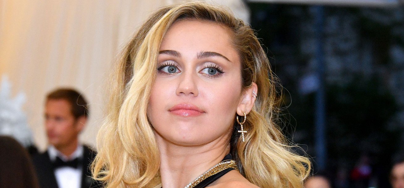 Miley Cyrus kiposztolta a mellbimbóját – fotó