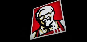 Ki ez a bácsi a KFC logóján? Mi köze a sültcsirkéhez?