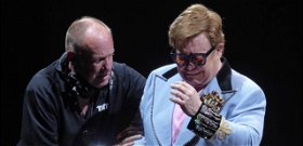 Elton John sírva hagyta el a színpadot, félbeszakította a koncertjét
