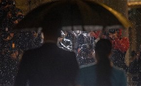 Esőben is elbűvölően nézett ki a Londonba visszatérő Meghan Markle – galéria