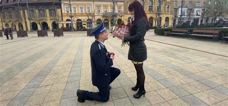 Egy rendőr romantikus lánykérése Debrecenben – videó