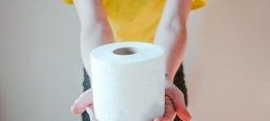 Koronavírus-pánik: kilopták a WC-papírt egy vak vásárló kosarából