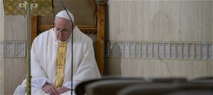 Hidegkirázós kép készült a pápáról a Vatikánban, rendkívüli intézkedések voltak a járvány miatt