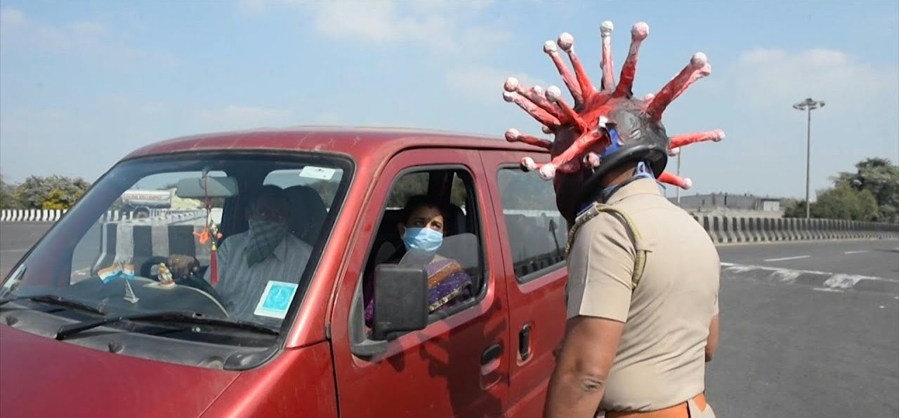 Koronavírusos bukósisakot vett fel a rendőr, hogy hazaijessze az autósokat – videó
