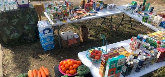 Egy család ingyen elvihető élelmiszereket tett a háza elé, csupán egyet kérnek: osszuk meg másokkal