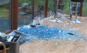 Jégszerű kék anyag zuhant egy házra, mikor kiderült, hogy mi az, mindenki lesokkolt