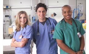 A Dokik és a Dr. House sztárjai mondanak köszönetet az orvosoknak – videó